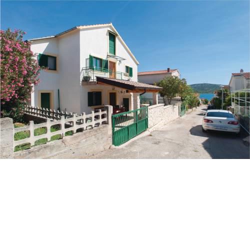 Three-Bedroom Apartment in Pirovac