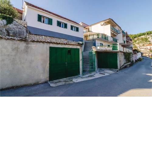 Three-Bedroom Apartment in Ploce