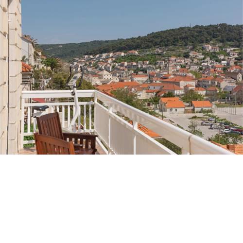 Three-Bedroom Apartment in Pucisce