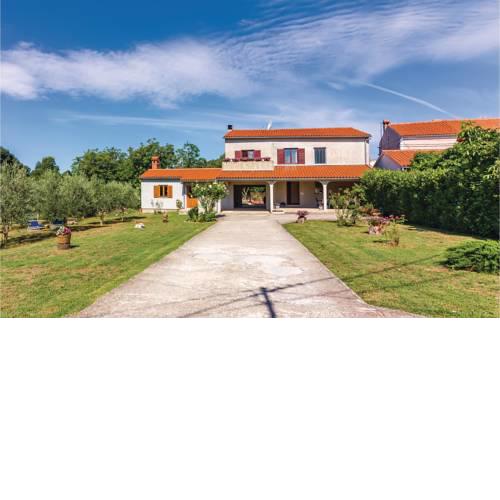 Three-Bedroom Apartment in Pula