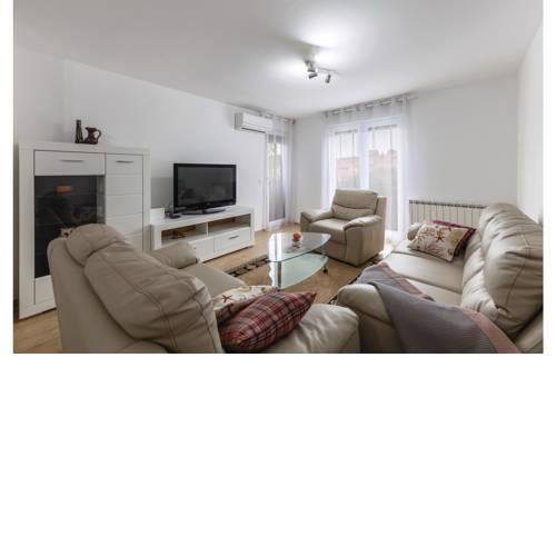 Three-Bedroom Apartment in Pula
