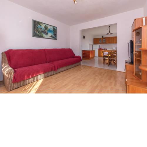 Three-Bedroom Apartment in Raslina