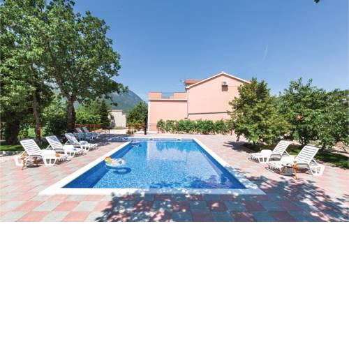 Three-Bedroom Apartment in Rastovac