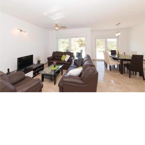 Three-Bedroom Apartment in Saldun