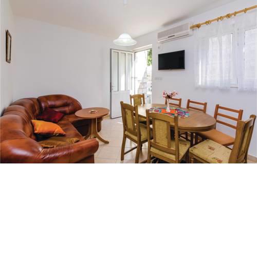 Three-Bedroom Apartment in Sipanska Luka