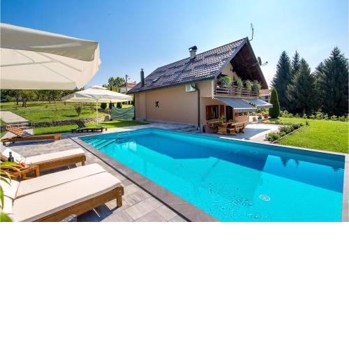 Three-Bedroom Apartment in Slunj