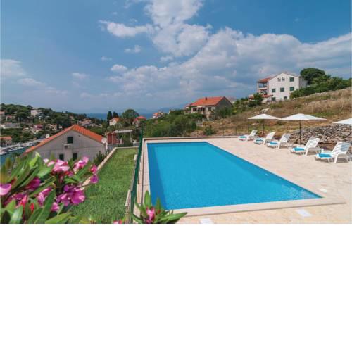 Three-Bedroom Apartment in Splitska
