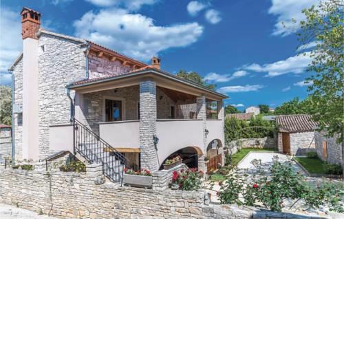 Three-Bedroom Apartment in Svetvincenat