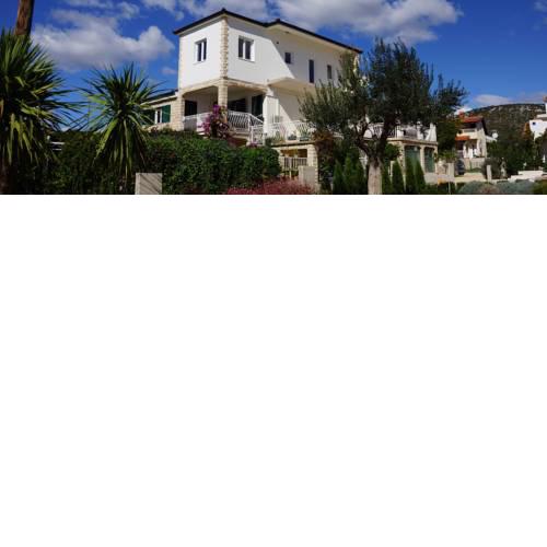 Three-Bedroom Apartment in Vinisce I