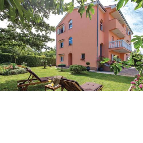 Three-Bedroom Apartment in Viskovo