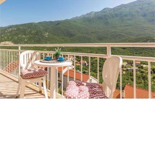 Three-Bedroom Apartment in Zagvozd