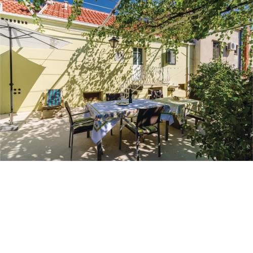 Three-Bedroom Apartment in Zaton Veliki