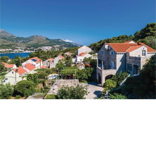 Three-Bedroom Apartment in Zaton Veliki