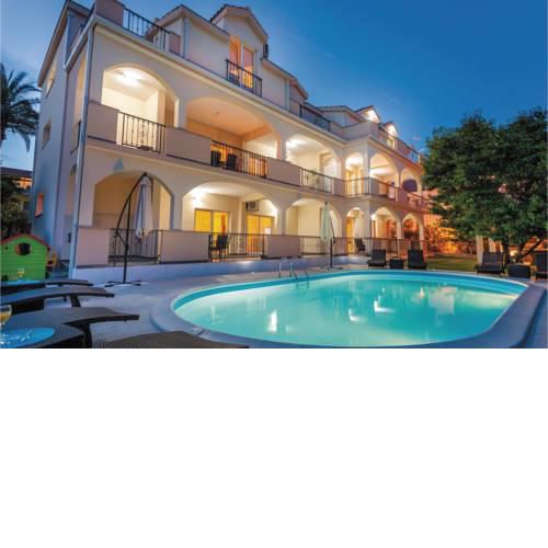 Three-Bedroom Apartment Kastel Stafilic with an Outdoor Swimming Pool 05