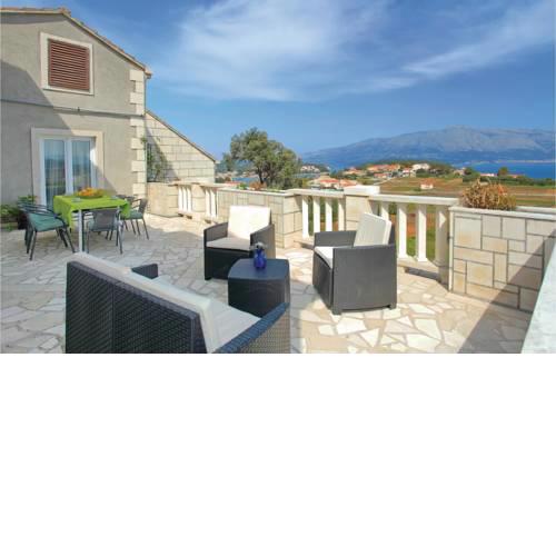 Three-Bedroom Apartment Lumbarda with Sea View 07