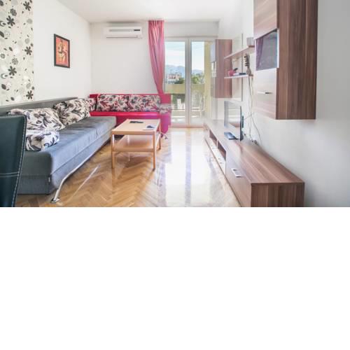 Three bedroom apartment near beach Znjan