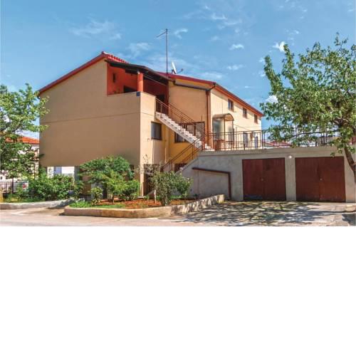 Three-Bedroom Apartment Pula with a Fireplace 02