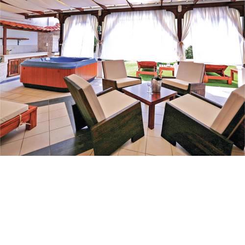 Three-Bedroom Apartment Split with a room Hot Tub 01