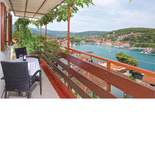Three-Bedroom Apartment with Sea View in Jelsa