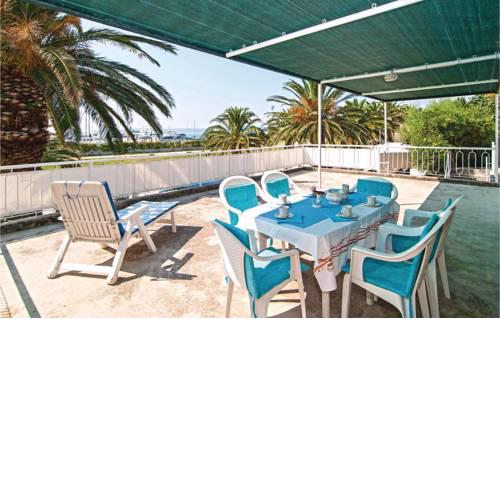 Three-Bedroom Apartment with Sea View in Kastel Gomilica