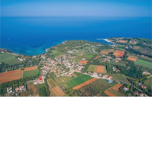 Three-Bedroom Holiday Home in Basanija