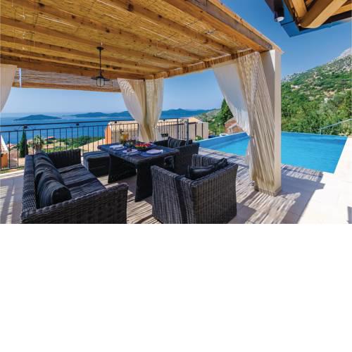 Three-Bedroom Holiday Home in Brsecine