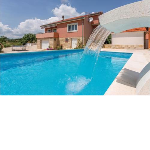 Three-Bedroom Holiday Home in Brstanovo