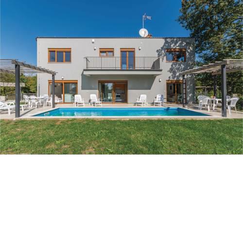Three-Bedroom Holiday Home in Buici