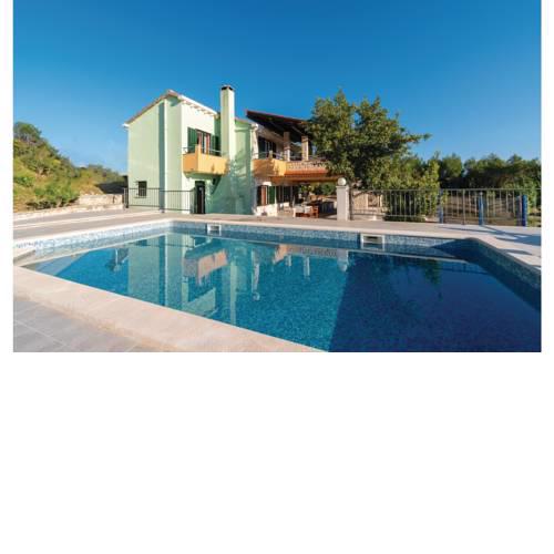 Three-Bedroom Holiday Home in Cara