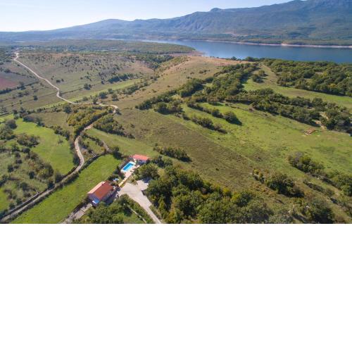 Three-Bedroom Holiday Home in Dabar