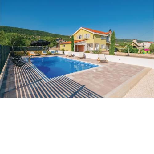 Three-Bedroom Holiday Home in Donji Prolozac