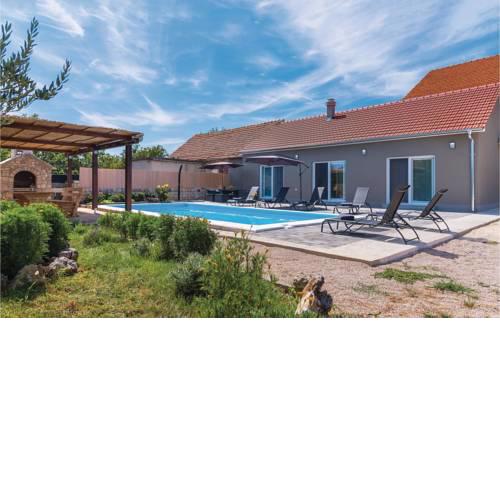 Three-Bedroom Holiday Home in Drinovci