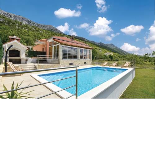 Three-Bedroom Holiday Home in Dubrava