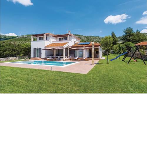 Three-Bedroom Holiday Home in Dubrava