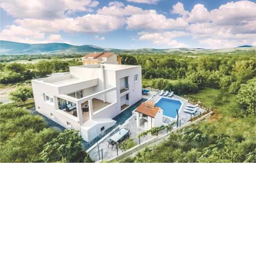 Three-Bedroom Holiday Home in Dugopolje