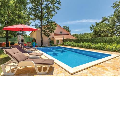 Three-Bedroom Holiday Home in Gornji Vinjani