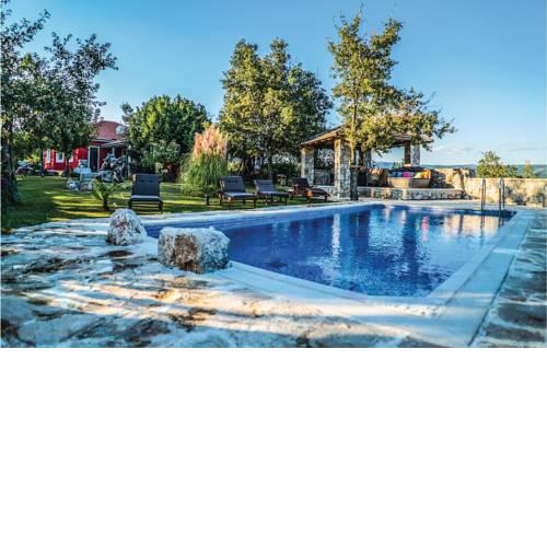 Three-Bedroom Holiday Home in Grubine