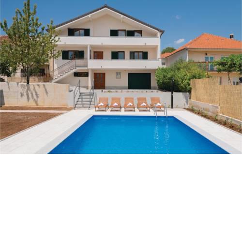 Three-Bedroom Holiday Home in Imotski