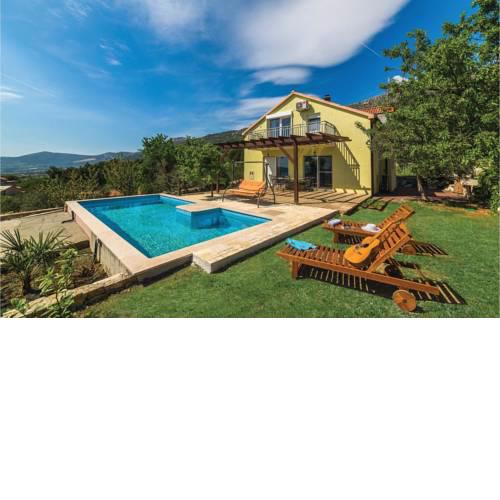 Three-Bedroom Holiday Home in Kastel Kambelovac