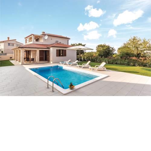 Three-Bedroom Holiday Home in Kavran