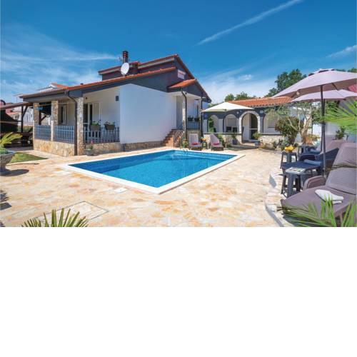 Three-Bedroom Holiday Home in Liznjan