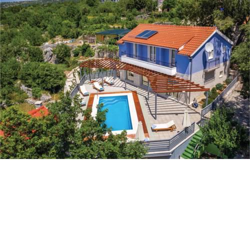Three-Bedroom Holiday Home in Lovrec