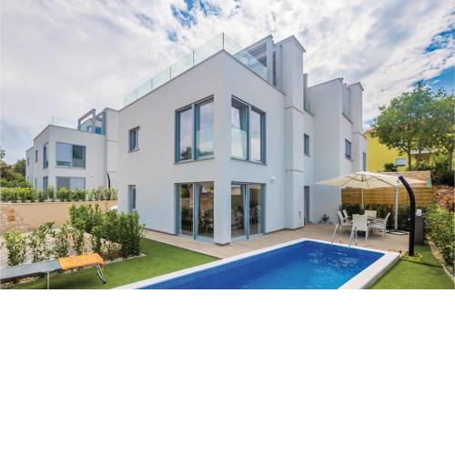 Three-Bedroom Holiday Home in Malinska