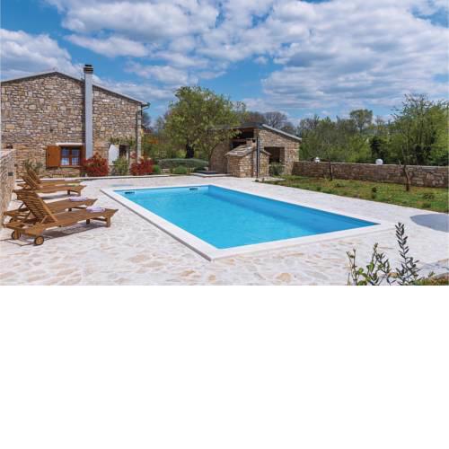 Three-Bedroom Holiday Home in Mratovo