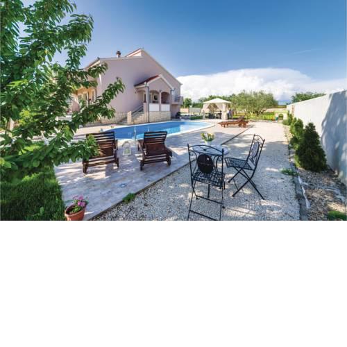 Three-Bedroom Holiday Home in Murvica