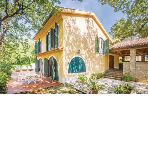 Three-Bedroom Holiday Home in Njivice