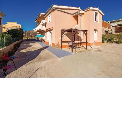 Three-Bedroom Holiday Home in Pag