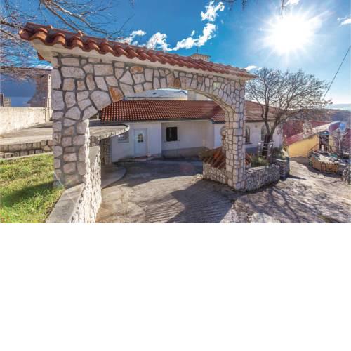 Three-Bedroom Holiday Home in Praputnjak
