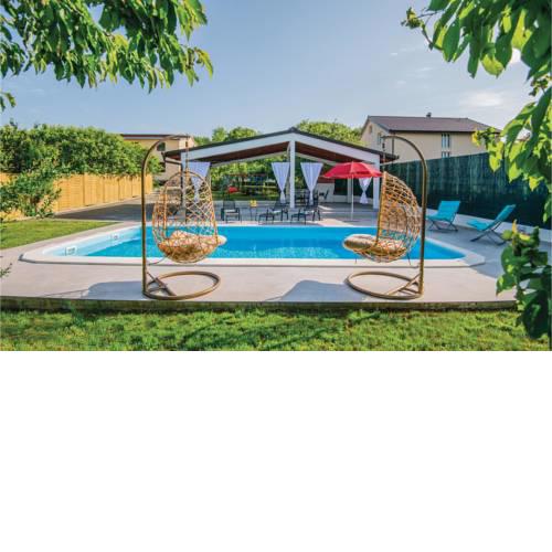 Three-Bedroom Holiday Home in Prolozac Donji