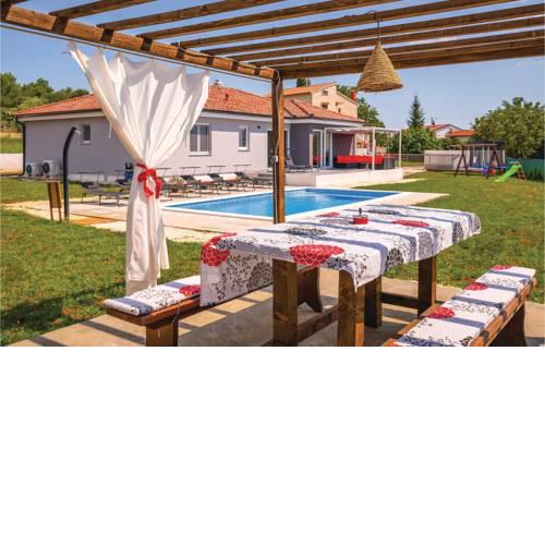 Three-Bedroom Holiday Home in Pula